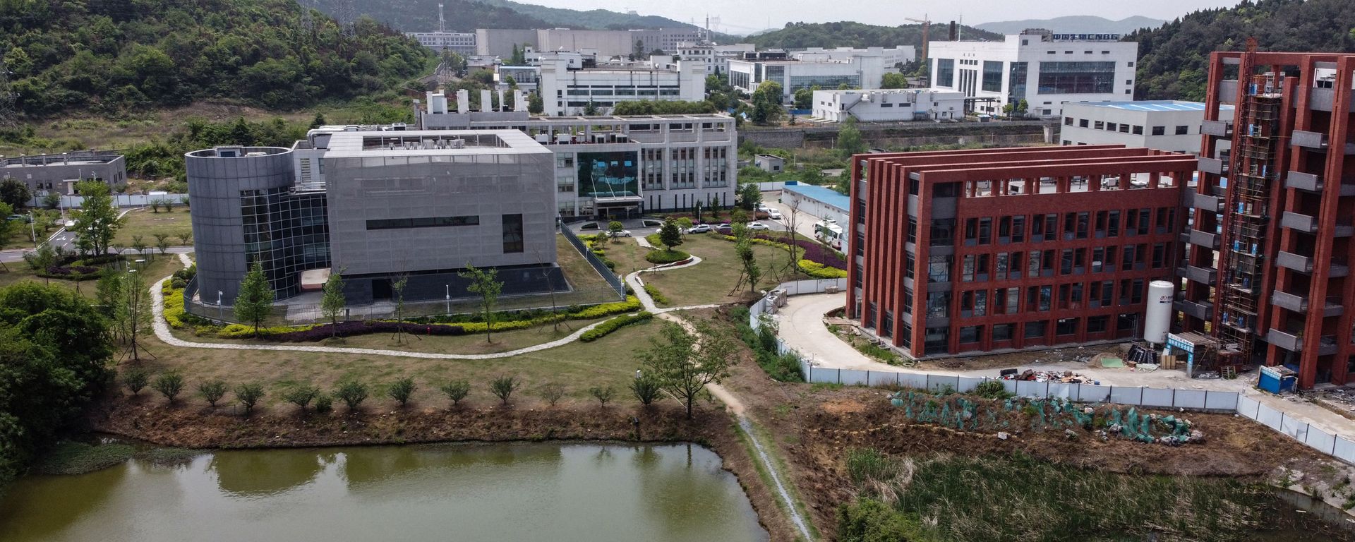 An aerial view shows the P4 laboratory (L) at the Wuhan Institute of Virology in Wuhan in China's central Hubei province on April 17, 2020 - Sputnik International, 1920, 01.03.2023