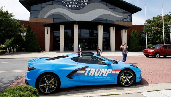 Sports car emblazoned with message of support for former U.S. President Trump outside North Carolina GOP convention in Greenville - Sputnik International
