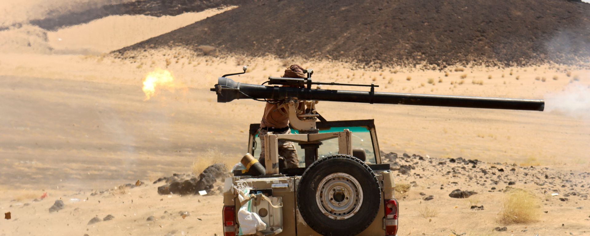 A Yemeni government fighter fires a vehicle-mounted weapon at a frontline position during fighting against Houthi fighters in Marib, Yemen March 9, 2021 A Yemeni government fighter fires a vehicle-mounted weapon at a frontline position during fighting against Houthi fighters in Marib, Yemen March 9, 2021 - Sputnik International, 1920, 03.10.2021