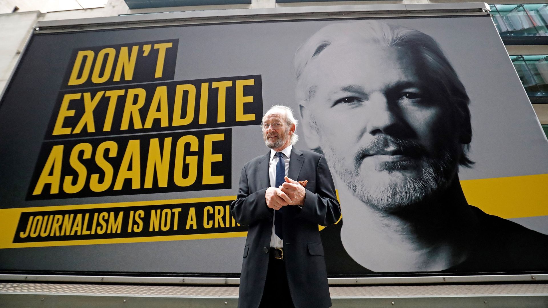 John Shipton, the father of Wikileaks founder Julian Assange, poses for a photograph as he arrives at the Old Bailey court in central London on September 8, 2020, on the second day of the resumption of Assange's extradition hearing - Sputnik International, 1920, 22.05.2024