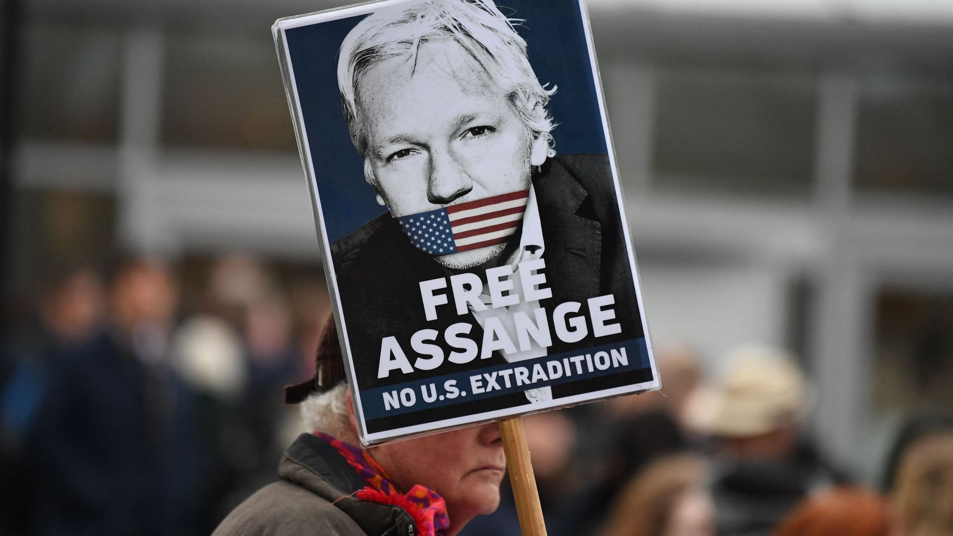 A supporter of WikiLeaks founder Julian Assange holds a placard calling for his freedom outside Woolwich Crown Court and HMP Belmarsh prison in southeast London on February 24, 2020, ahead of the opening of the trial to hear a US request for Assange's extradition - Sputnik International, 1920, 17.06.2022