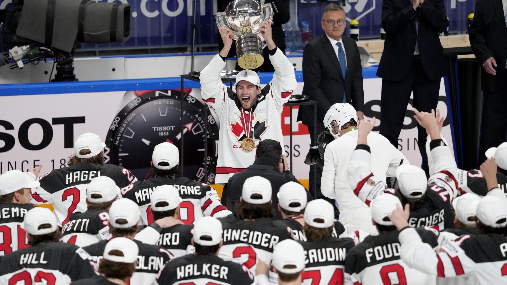 Canada players celebrate with the trophy after winning the IIHF World Ice Hockey Championship 2021, June 6, 2021 - Sputnik International, 1920, 21.12.2021