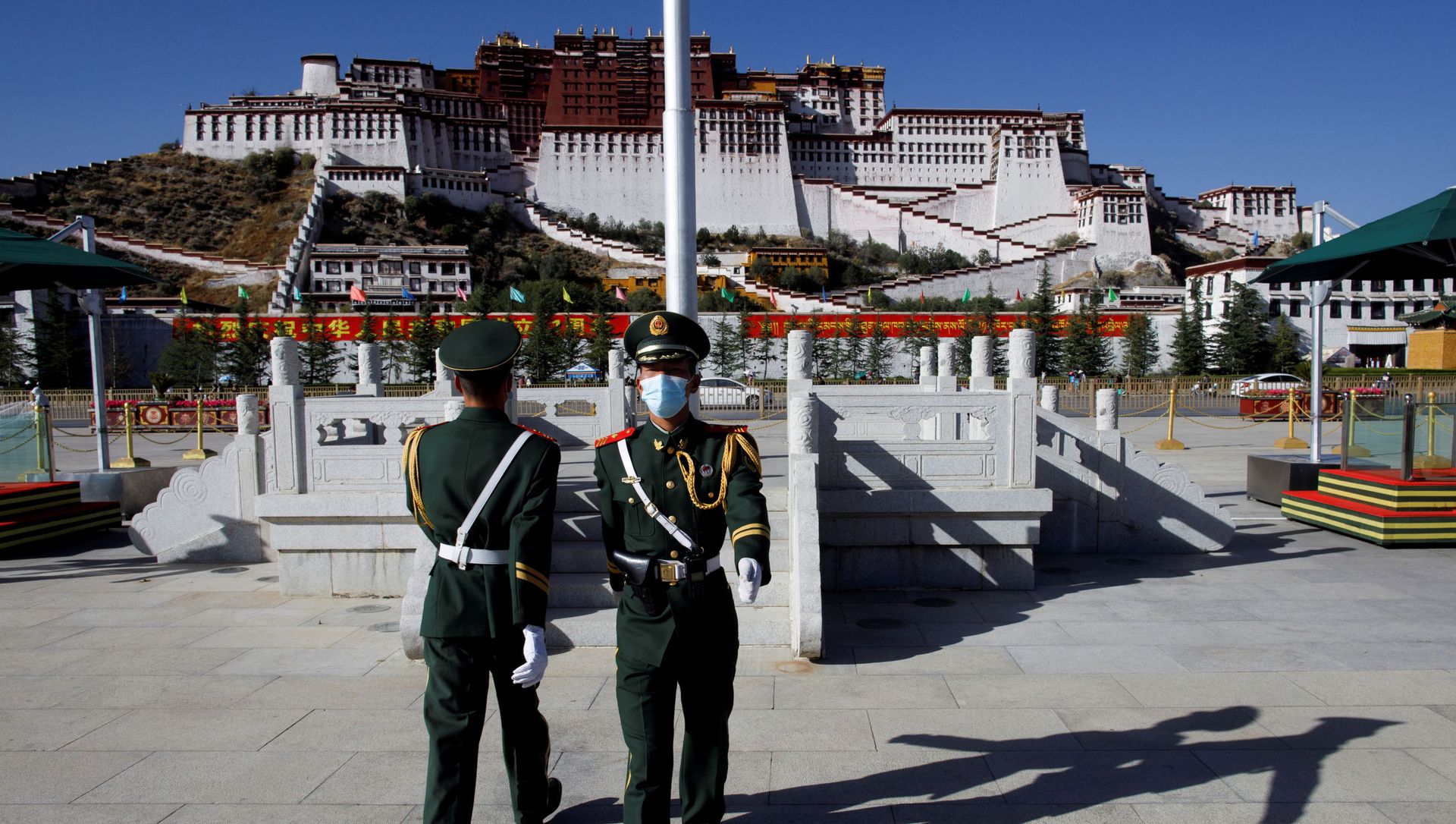 FILE PHOTO: Paramilitary police officers swap positions during a change of guard in front of Potala Palace in Lhasa, during a government-organised tour to Tibet Autonomous Region, China, 15 October 2020. REUTERS/Thomas Peter/File Photo FILE PHOTO: Paramilitary police officers swap positions during a change of guard in front of Potala Palace in Lhasa, during a government-organised tour to Tibet Autonomous Region, China, 15 October 2020. REUTERS/Thomas Peter/File Photo - Sputnik International, 1920, 07.06.2021