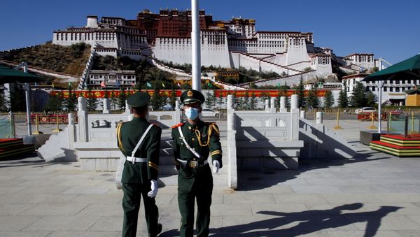 FILE PHOTO: Paramilitary police officers swap positions during a change of guard in front of Potala Palace in Lhasa, during a government-organised tour to Tibet Autonomous Region, China, 15 October 2020. REUTERS/Thomas Peter/File Photo - Sputnik International