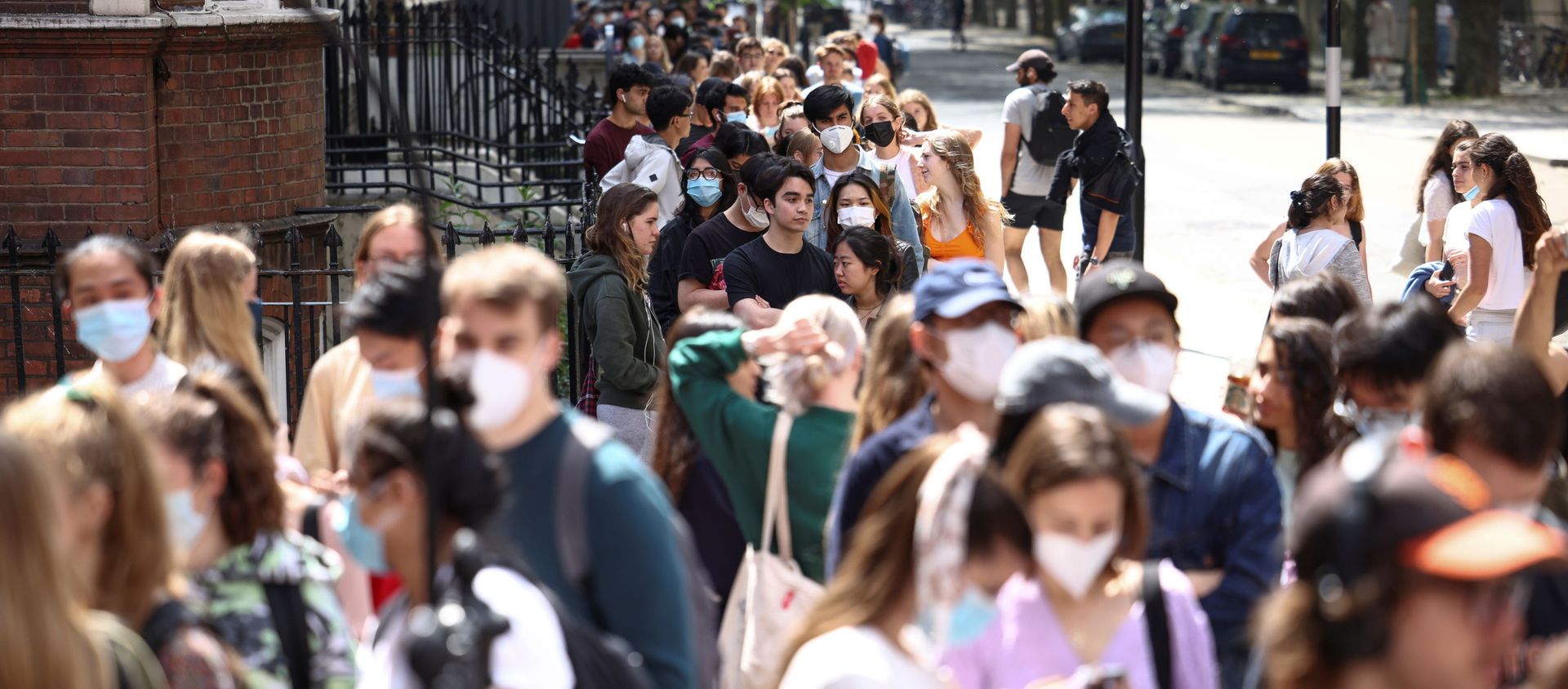 People queue outside a vaccination centre for young people and students at the Hunter Street Health Centre, amid the coronavirus disease (COVID-19) outbreak, in London, Britain, 5 June 2021 - Sputnik International, 1920, 09.06.2021