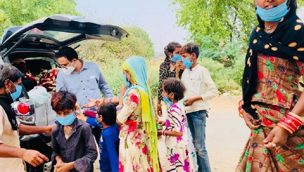Dr. Kafeel Khan from Delhi is touring around the rural parts of India, spreading optimistic awareness among village dwellers - Sputnik International