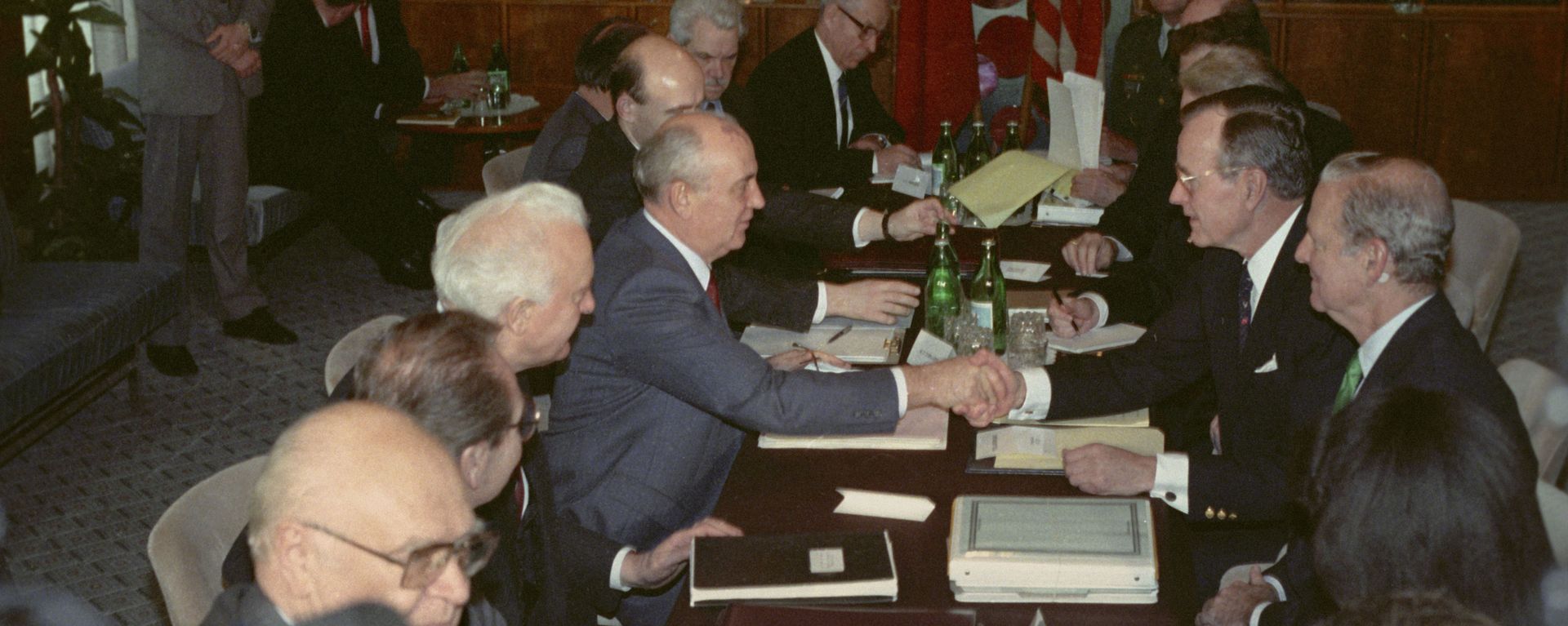 Meeting between Secretary General Mikhail Gorbachev and US President George H.W. Bush in Malta, December 1989 negotiating an end to the Cold War. Meeting between Secretary General Mikhail Gorbachev and US President George H.W. Bush in Malta, December 1989 negotiating an end to the Cold War. - Sputnik International, 1920, 02.12.2024