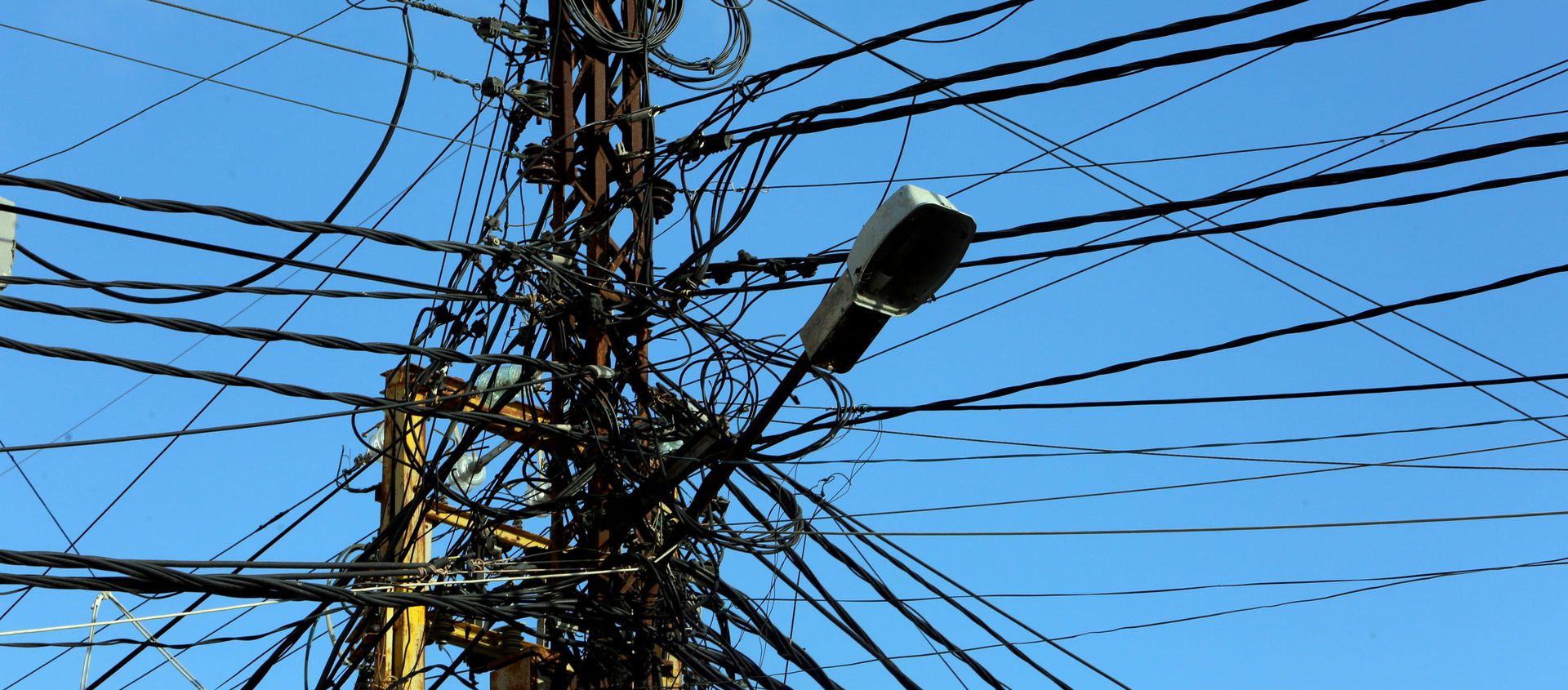 Electricity cables are seen in Tyre, Lebanon July 18, 2020. Electricity cables are seen in Tyre, Lebanon July 18, 2020. - Sputnik International, 1920, 07.06.2021