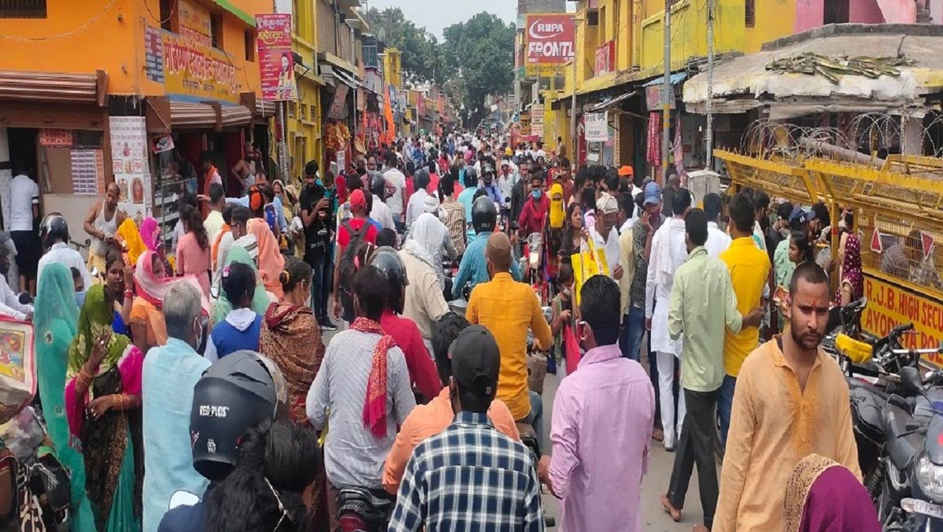 Huge crowd outside Nageshwar Nath temple in Ayodhya can be seen flouting COVID norms Huge crowd outside Nageshwar Nath temple in Ayodhya can be seen flouting COVID norms - Sputnik International, 1920, 08.06.2021