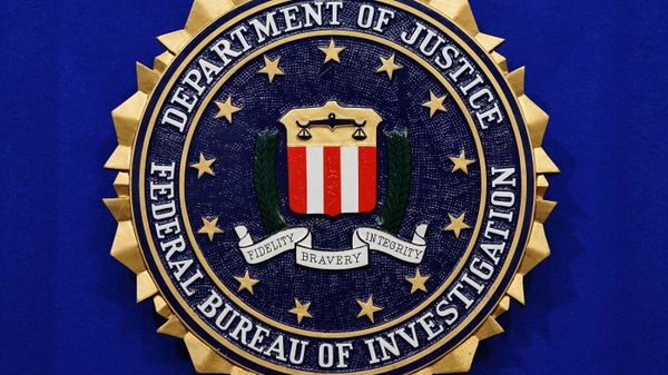 The Federal Bureau of Investigation (FBI) seal is seen on the lectern following a press conference announcing the FBI's 499th and 500th additions to the Ten Most Wanted Fugitives list on June 17, 2013 at the Newseum in Washington, DC.  - Sputnik International