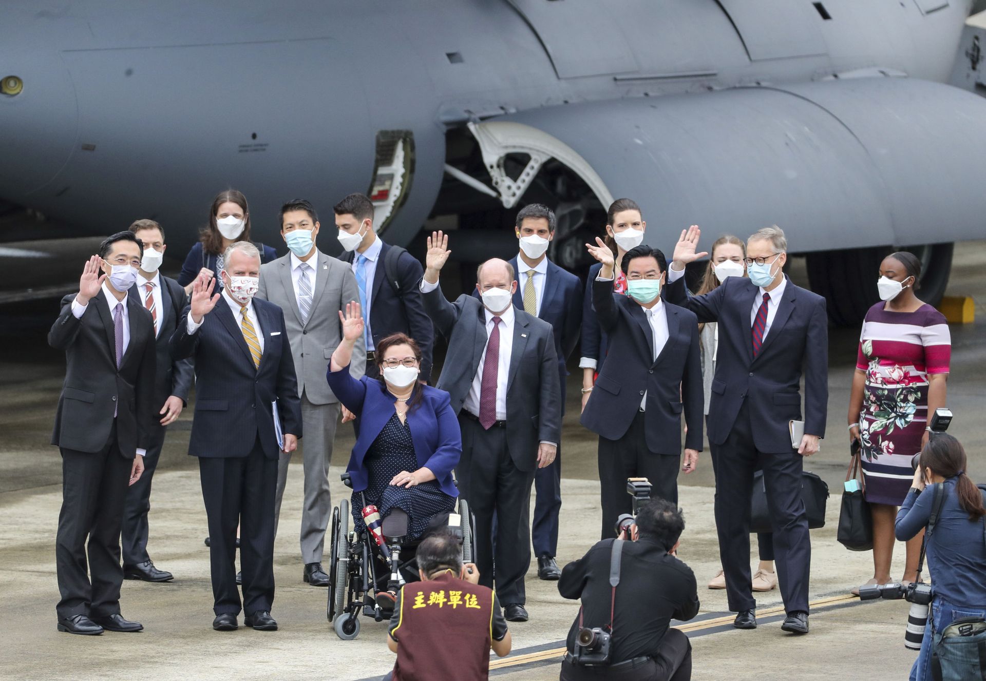 Taiwan's Foreign Minister Joseph Wu, fourth from right, waves with U.S. senators to his right Democratic Sen. Christopher Coons of Delaware, a member of the Foreign Relations Committee, Democratic Sen. Tammy Duckworth of Illinois and Republican Sen. Dan Sullivan of Alaska, members of the Armed Services Committee on their arrival at the Songshan Airport in Taipei, Taiwan on Sunday, June 6, 2021 - Sputnik International, 1920, 07.09.2021