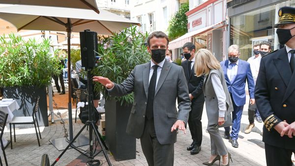 French President Emmanuel Macron arrives for a lunch in Valence, on June 8, 2021, during a day visit in the French southeastern department of Drome, the second stage of a nationwide tour ahead of next year's presidential election. - A bystander slapped Emmanuel Macron across the face during a trip to southeast France on June 8 on the second stop of a nation-wide tour. - Sputnik International