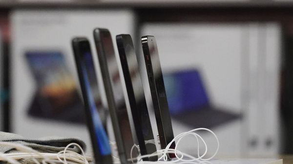 iPhones on display at an Apple store at a shopping mall in Pittsburgh - Sputnik International
