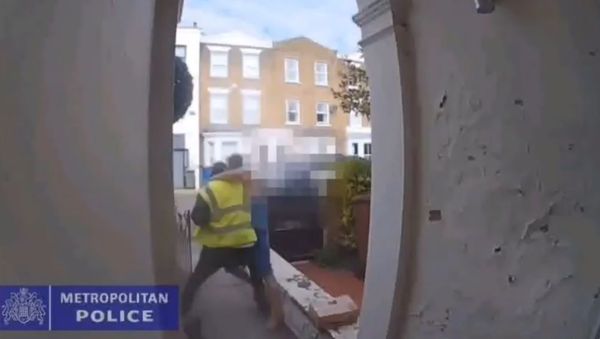 Man fights off fake delivery man. - Sputnik International