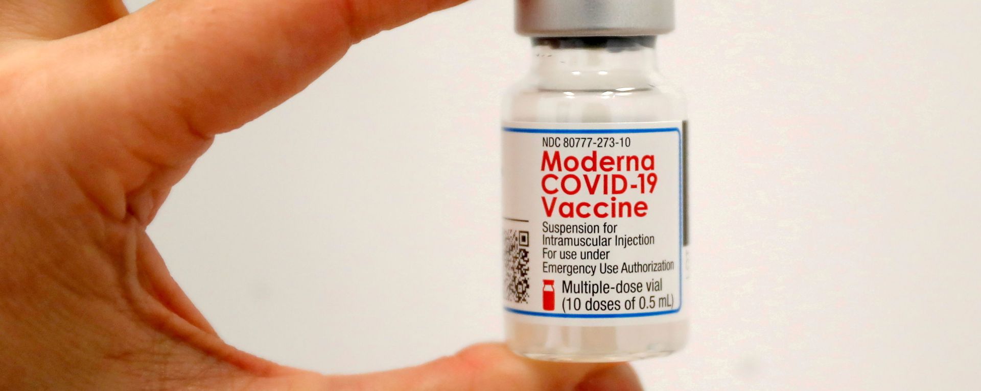 A healthcare worker holds a vial of the Moderna COVID-19 Vaccine at a pop-up vaccination site operated by SOMOS Community Care during the coronavirus disease (COVID-19) pandemic in Manhattan in New York City, New York, U.S., January 29, 2021. - Sputnik International, 1920, 08.07.2021