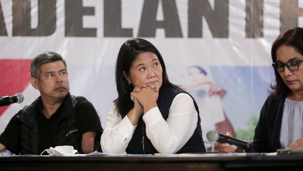 Peru's presidential candidate Keiko Fujimori (C), with first vice presidential candidate Luis Galarreta (L) and second vice presidential candidate Patricia Juarez, reacts at a news conference the day after a run-off election, in Lima, Peru June 7, 2021. - Sputnik International