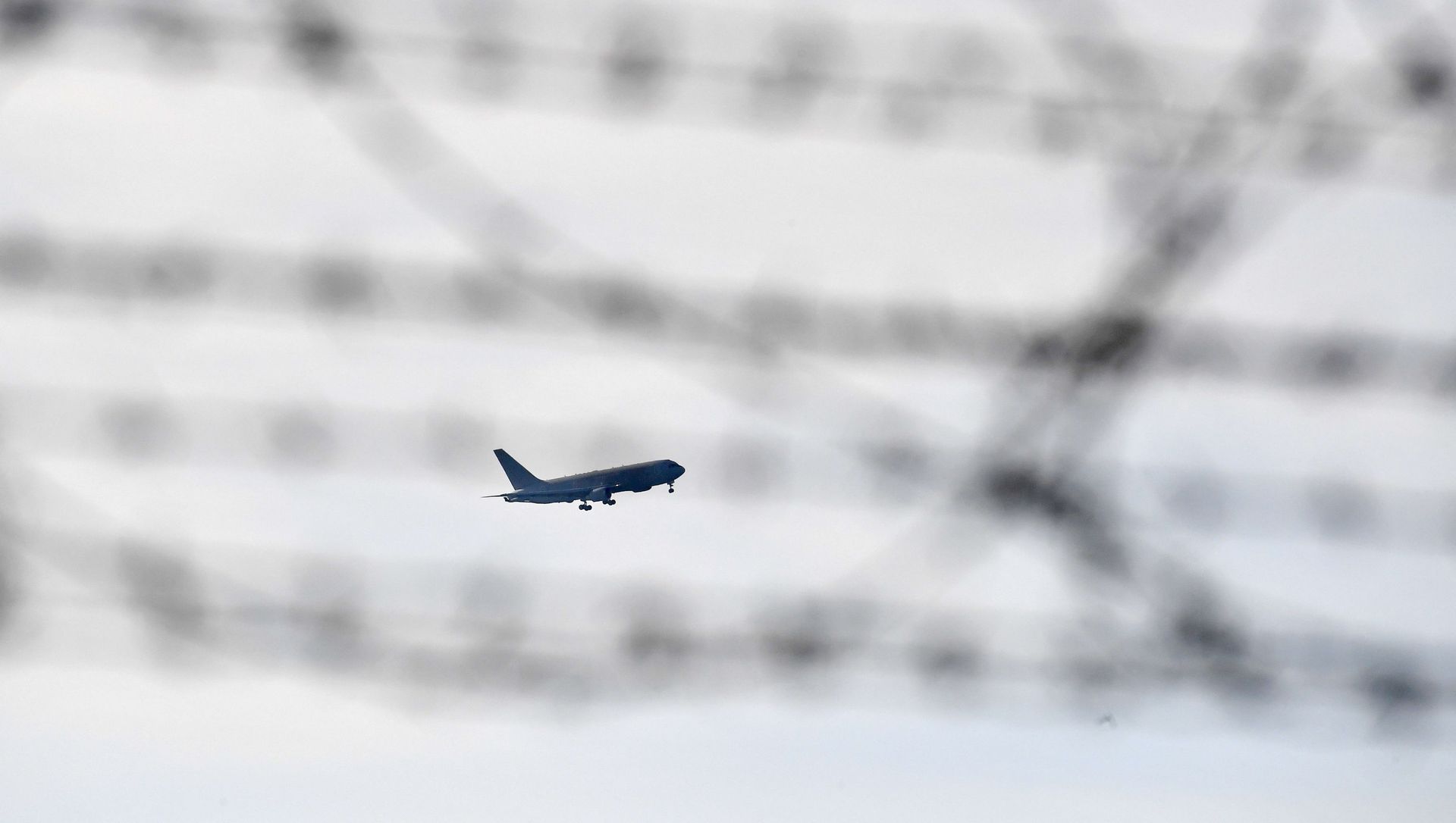 An Italian Boeing KC-767 military aerial refueling and strategic transport aircraft, transporting Italian citizens repatriated from the coronavirus hot-zone of Wuhan and to be placed in quarantine, prepares to land at the Mario De Bernardi military airport in Pratica di Mare, south of Rome, on February 3, 2020. An Italian Boeing KC-767 military aerial refueling and strategic transport aircraft, transporting Italian citizens repatriated from the coronavirus hot-zone of Wuhan and to be placed in quarantine, prepares to land at the Mario De Bernardi military airport in Pratica di Mare, south of Rome, on February 3, 2020. - Sputnik International, 1920, 08.06.2021