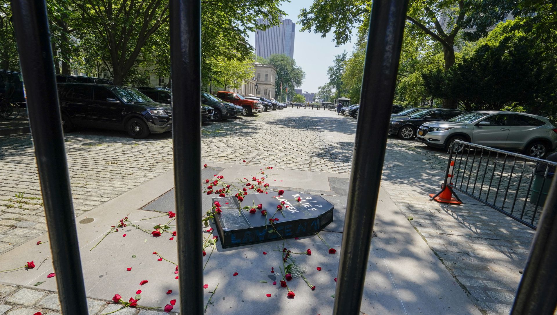 A cardboard coffin and red flowers are seen inside City Hall after activist threw them over the gate during a march and rally to demand the end of solitary confinement in New York, Monday, June 7, 2021. A cardboard coffin and red flowers are seen inside City Hall after activist threw them over the gate during a march and rally to demand the end of solitary confinement in New York, Monday, June 7, 2021. - Sputnik International, 1920, 08.06.2021
