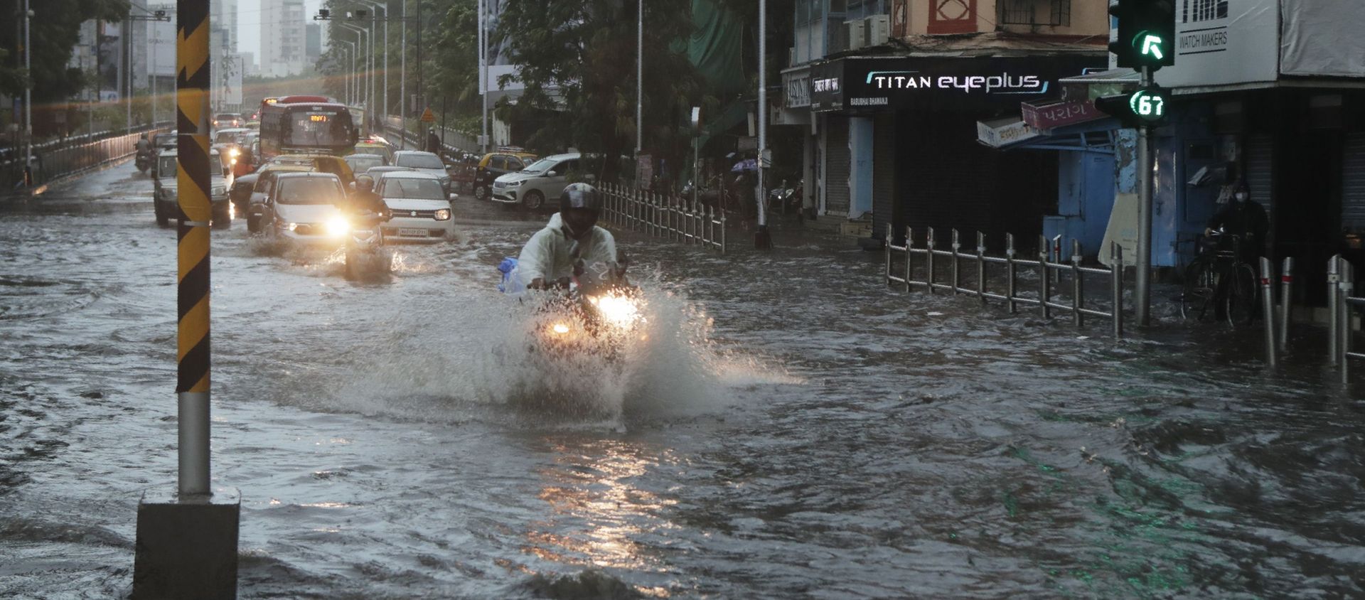 Commuters wade through a waterlogged street during a heavy rain in Mumbai, India, Monday, May 17, 2021 Commuters wade through a waterlogged street during a heavy rain in Mumbai, India, Monday, May 17, 2021 - Sputnik International, 1920, 09.06.2021