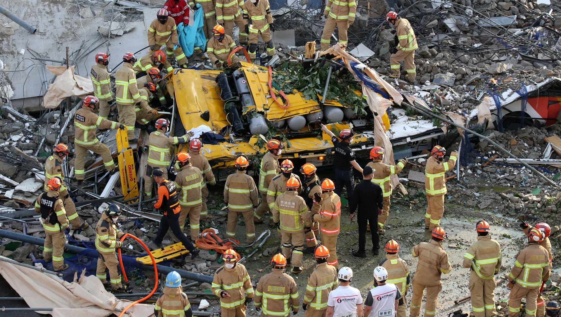 South Korean firefighters search for passengers from a bus trapped by the debris of a collapsed building in Gwangju, South Korea, June 9, 2021. South Korean firefighters search for passengers from a bus trapped by the debris of a collapsed building in Gwangju, South Korea, June 9, 2021. - Sputnik International, 1920, 09.06.2021
