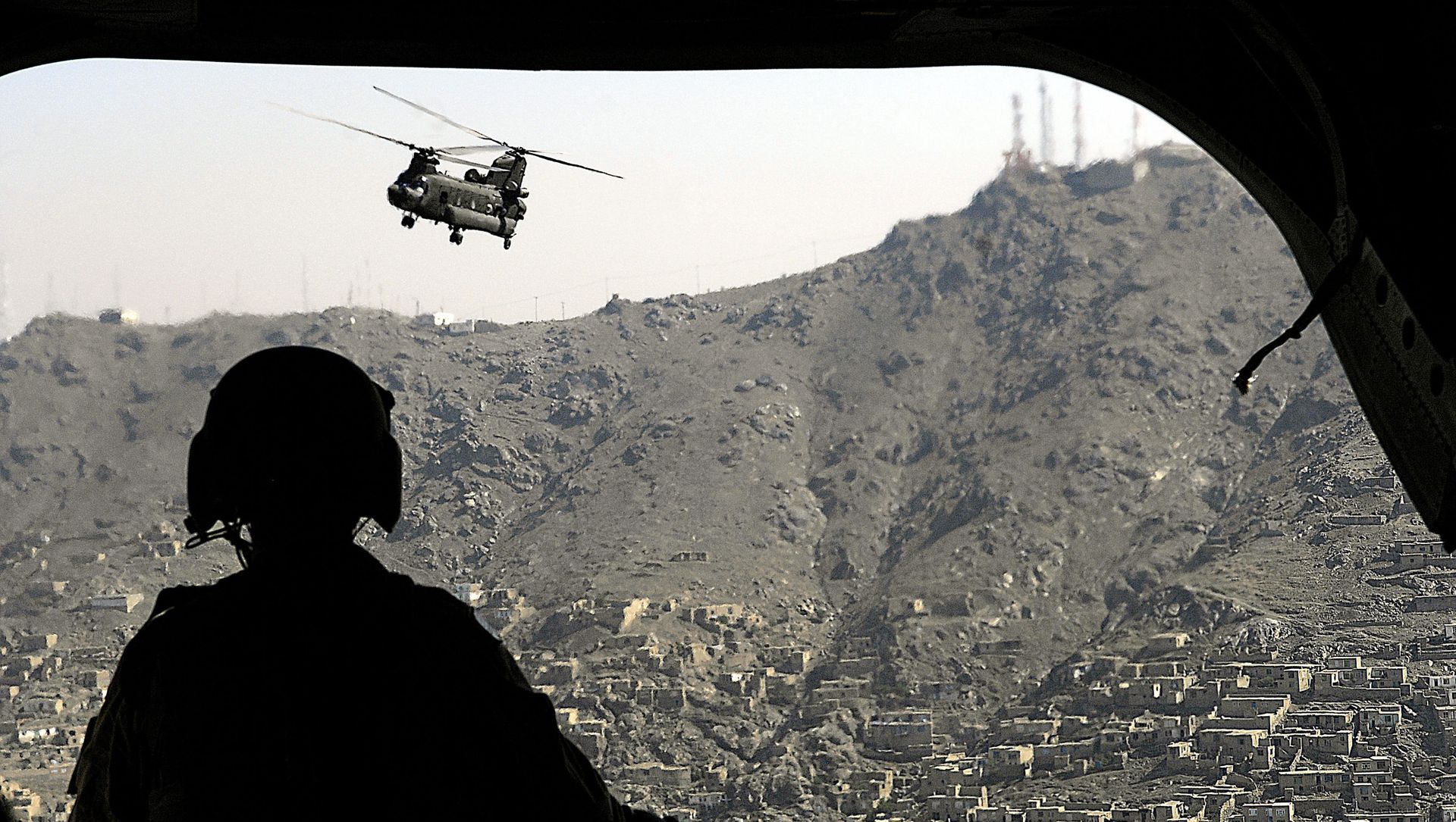 A CH-47 Chinook helicopter flies over Kabul, Afghanistan, June 4, 2007. DoD photo by Cherie A. Thurlby. A CH-47 Chinook helicopter flies over Kabul, Afghanistan, June 4, 2007. DoD photo by Cherie A. Thurlby. - Sputnik International, 1920, 24.06.2021