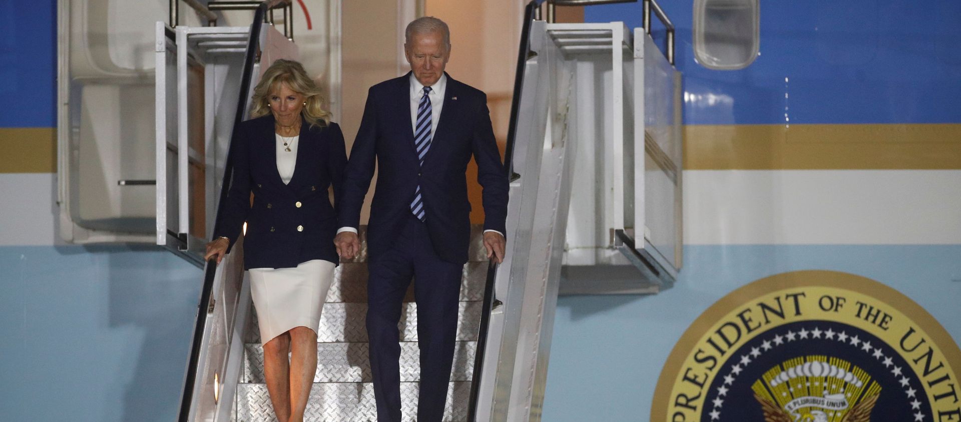 U.S. President Joe Biden and first lady Jill Biden disembark Air Force One upon arrival at Cornwall Airport Newquay, near Newquay, Cornwall, Britain June 9, 2021. REUTERS/Phil Noble/Pool - Sputnik International, 1920, 10.06.2021
