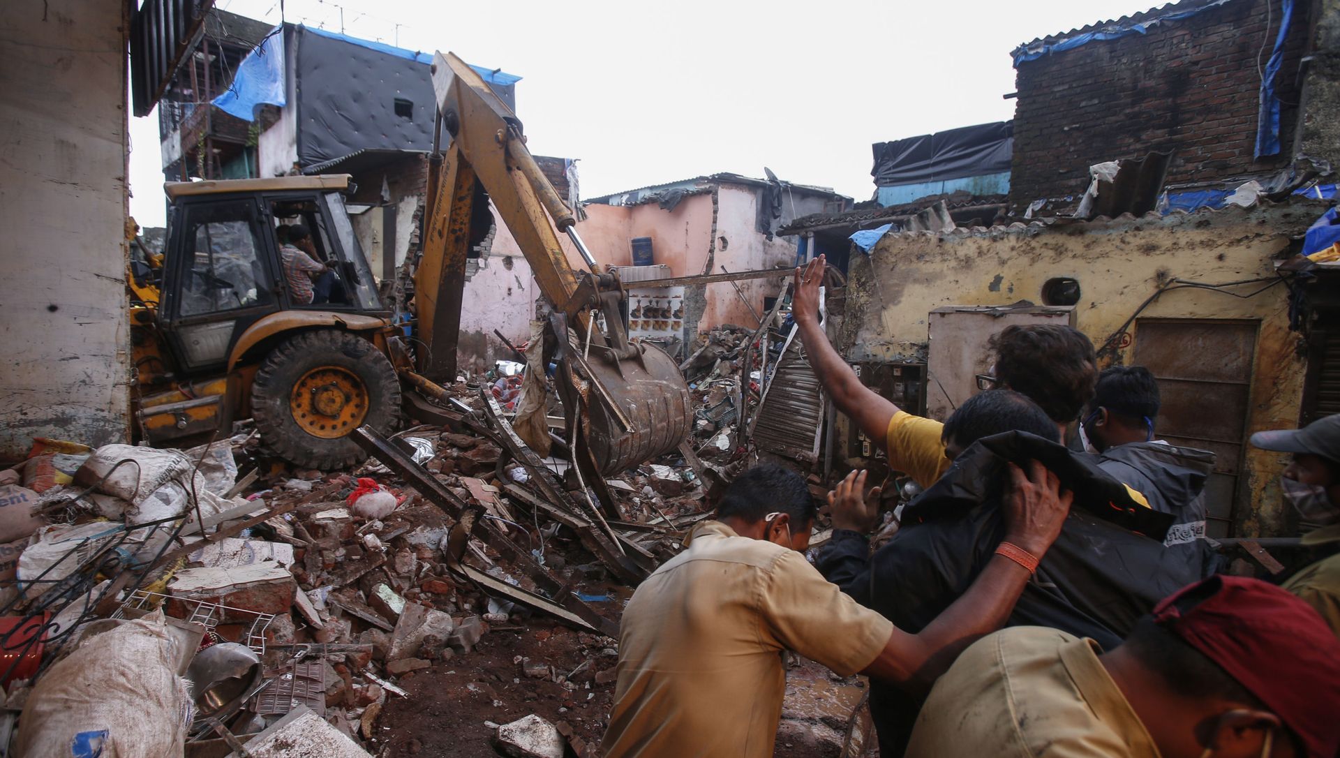 Rescuers clear the debris to find any residents possibly still trapped after a three-story dilapidated building collapsed following heavy monsoon rains n Mumbai, India, Thursday, June 10, 2021 Rescuers clear the debris to find any residents possibly still trapped after a three-story dilapidated building collapsed following heavy monsoon rains n Mumbai, India, Thursday, June 10, 2021 - Sputnik International, 1920, 10.06.2021