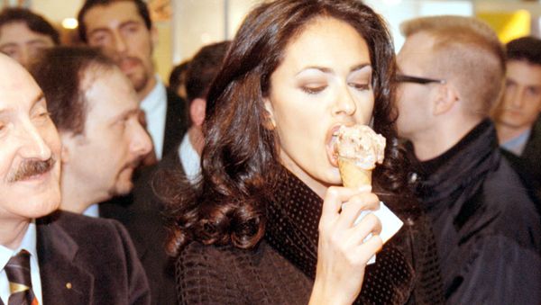 Ice Cream Mood: Politicians and Celebrities Eating One of the Most Popular Desserts Ever - Sputnik International