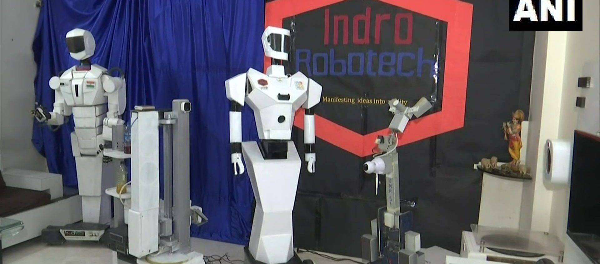 Techie Santosh Hulawale claims he has created three robots that'll help in treatment of patients during COVID pandemic - Sputnik International, 1920, 10.06.2021