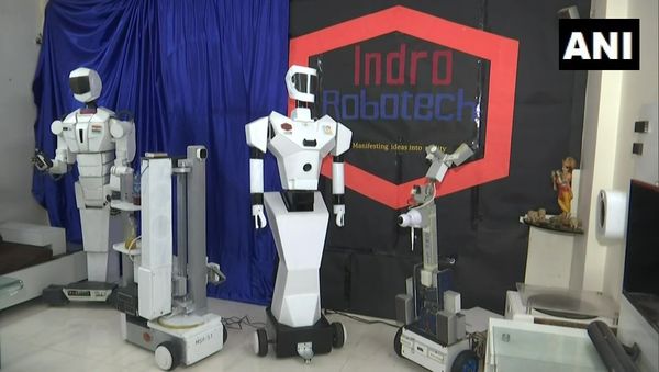 Techie Santosh Hulawale claims he has created three robots that'll help in treatment of patients during COVID pandemic - Sputnik International