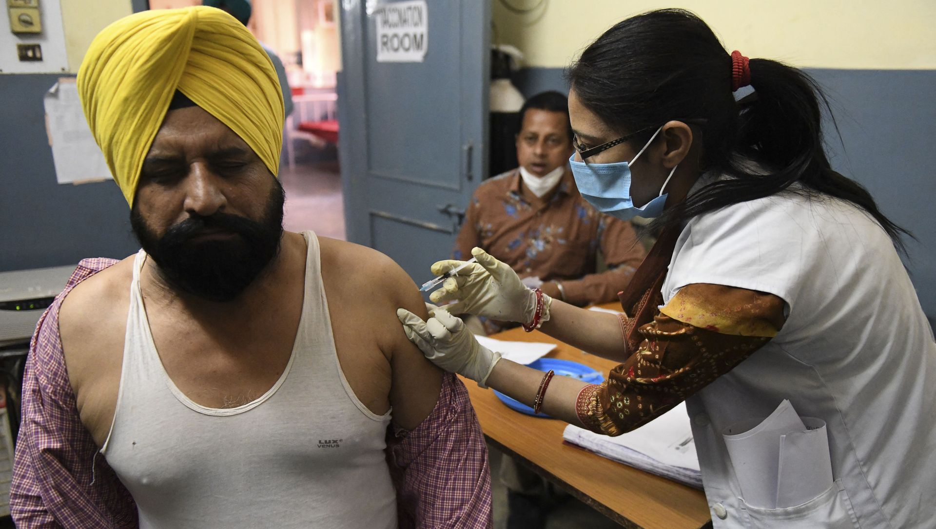 A medical worker inoculates a man with a dose of the Covishield, ChAdOx1 nCoV-19 coronavirus vaccine, at a civil hospital in Ajnala village, about 28km from Amritsar, Punjab state on 1 April 2021. A medical worker inoculates a man with a dose of the Covishield, ChAdOx1 nCoV-19 coronavirus vaccine, at a civil hospital in Ajnala village, about 28km from Amritsar, Punjab state on 1 April 2021. - Sputnik International, 1920, 21.06.2021