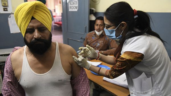 A medical worker inoculates a man with a dose of the Covishield, ChAdOx1 nCoV-19 coronavirus vaccine, at a civil hospital in Ajnala village, about 28km from Amritsar, Punjab state on 1 April 2021. A medical worker inoculates a man with a dose of the Covishield, ChAdOx1 nCoV-19 coronavirus vaccine, at a civil hospital in Ajnala village, about 28km from Amritsar, Punjab state on 1 April 2021. - Sputnik International