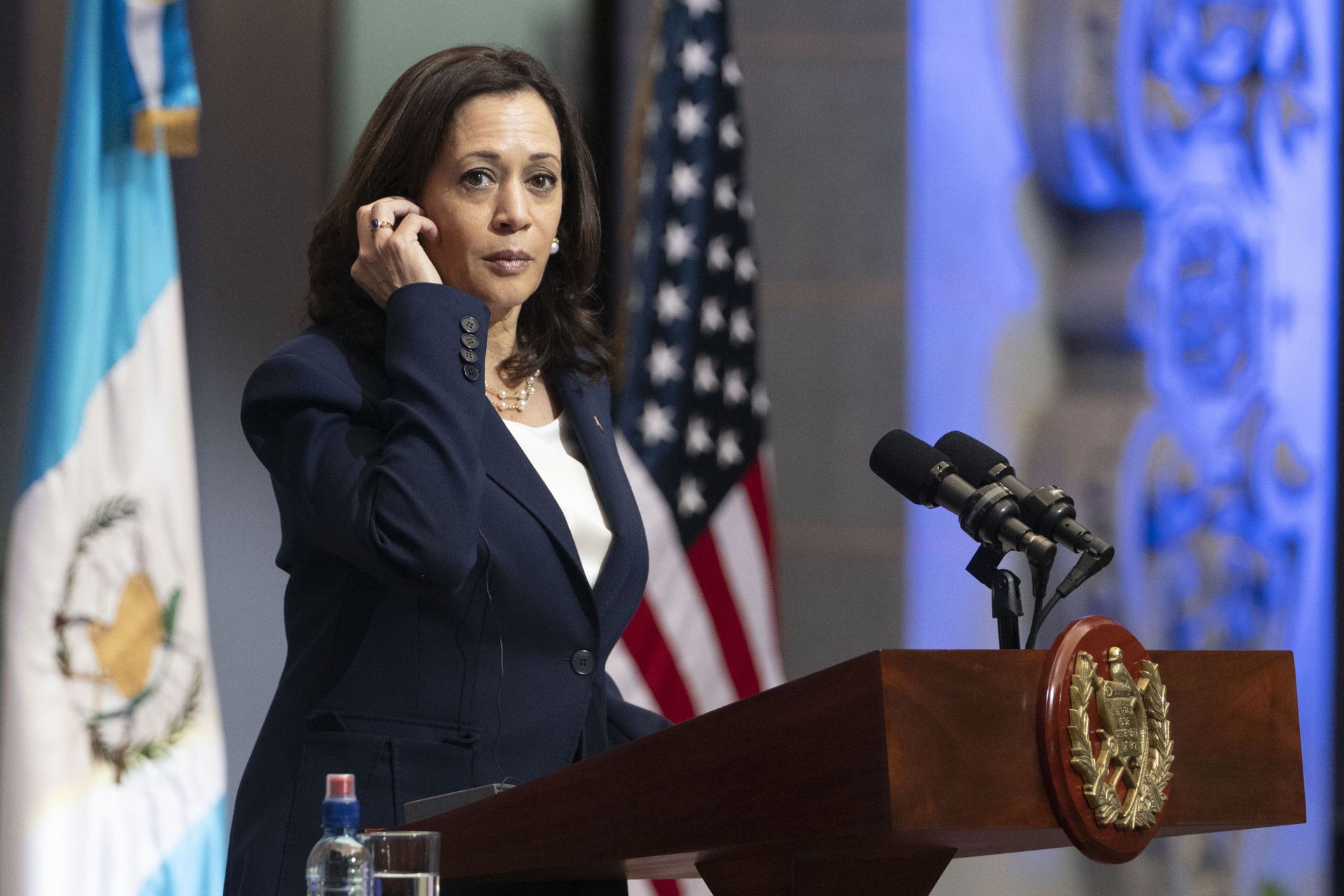 Vice President Kamala Harris, left, and Guatemalan President Alejandro Giammattei, attend a news conference, Monday, June 7, 2021, at the National Palace in Guatemala City - Sputnik International, 1920, 07.09.2021
