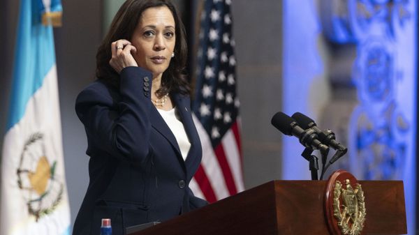 Vice President Kamala Harris, left, and Guatemalan President Alejandro Giammattei, attend a news conference, Monday, June 7, 2021, at the National Palace in Guatemala City - Sputnik International