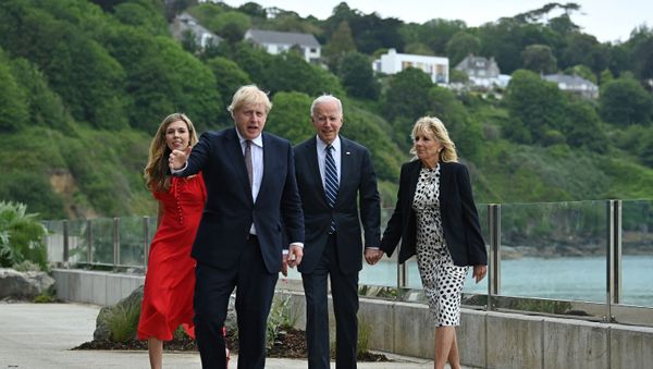 Britain's Prime Minister Boris Johnson (2L) and Britain's First Lady Carrie Johnson (L) walk with US President Joe Biden and US First Lady Jill Biden prior to a bi-lateral meeting at Carbis Bay, Cornwall on June 10, 2021 - Sputnik International