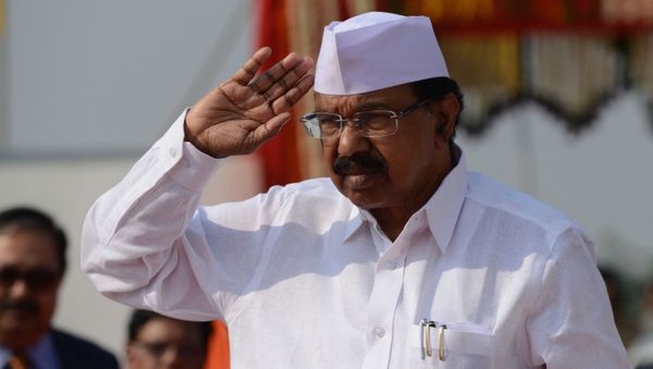 Indian Union minister for Petroleum and Natural Gas, M Veerappa Moily takes a Guard of Honour at the country's first shale-gas exploratory well at ONGC Ankleshwar Asset near Jambusar, some 170 kms from Ahmedabad on November 26, 2013 - Sputnik International