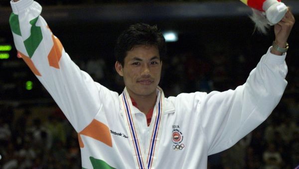 India's Ng-Dingko Singh celebrates on the podium after winning gold in the bantam weight boxing finals at the 13th Asian Games in Bangkok 17 December - Sputnik International