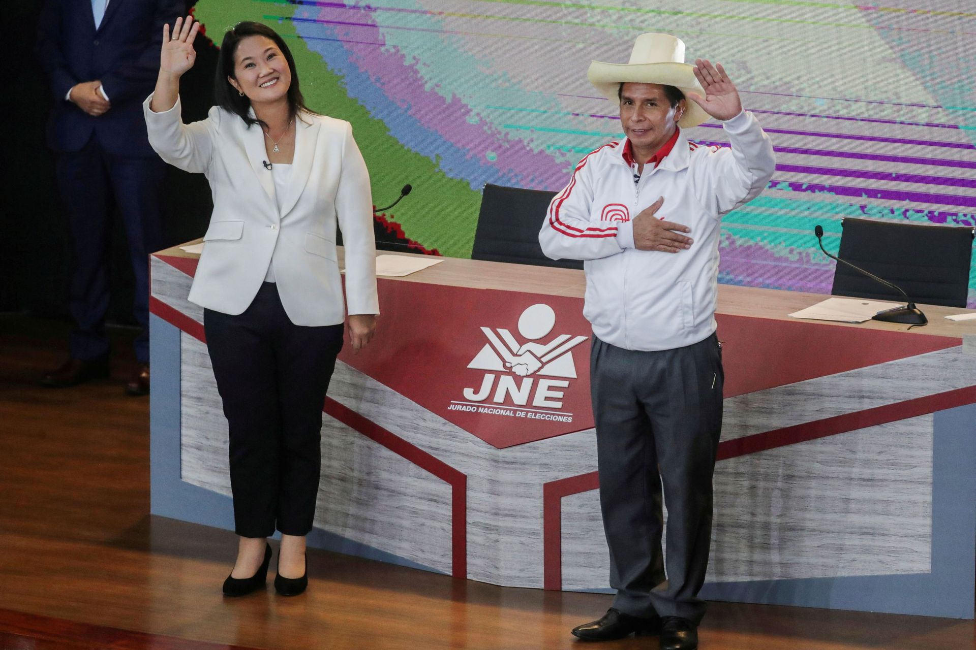 Peru's right-wing candidate Keiko Fujimori and socialist candidate Pedro Castillo wave at the end of their debate ahead of the June 6 run-off election, in Arequipa, Peru May 30, 2021. Peru's right-wing candidate Keiko Fujimori and socialist candidate Pedro Castillo wave at the end of their debate ahead of the June 6 run-off election, in Arequipa, Peru May 30, 2021. - Sputnik International, 1920, 07.09.2021