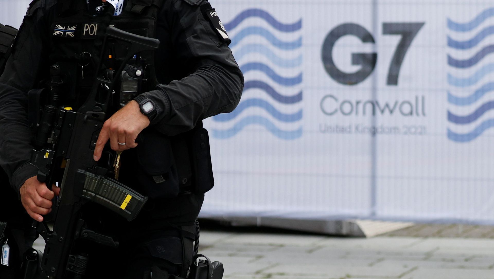 Armed police officers walk in Falmouth as preparations are underway for the G7 leaders summit, Cornwall, Britain, June 10, 2021. Armed police officers walk in Falmouth as preparations are underway for the G7 leaders summit, Cornwall, Britain, June 10, 2021. - Sputnik International, 1920, 11.06.2021