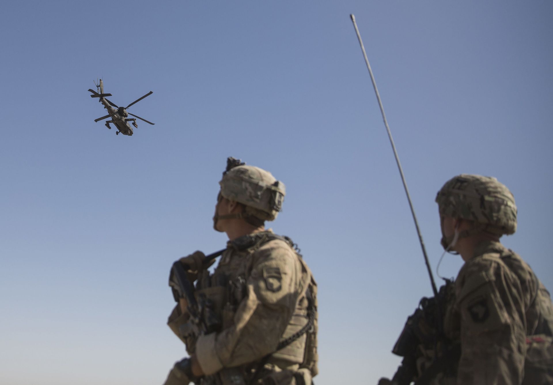 This June 10, 2017 photo released by the U.S. Marine Corps shows an AH-64 Apache attack helicopter provides security from above while CH-47 Chinooks drop off supplies to U.S. Soldiers with Task Force Iron at Bost Airfield, Afghanistan. - Sputnik International, 1920, 27.12.2021