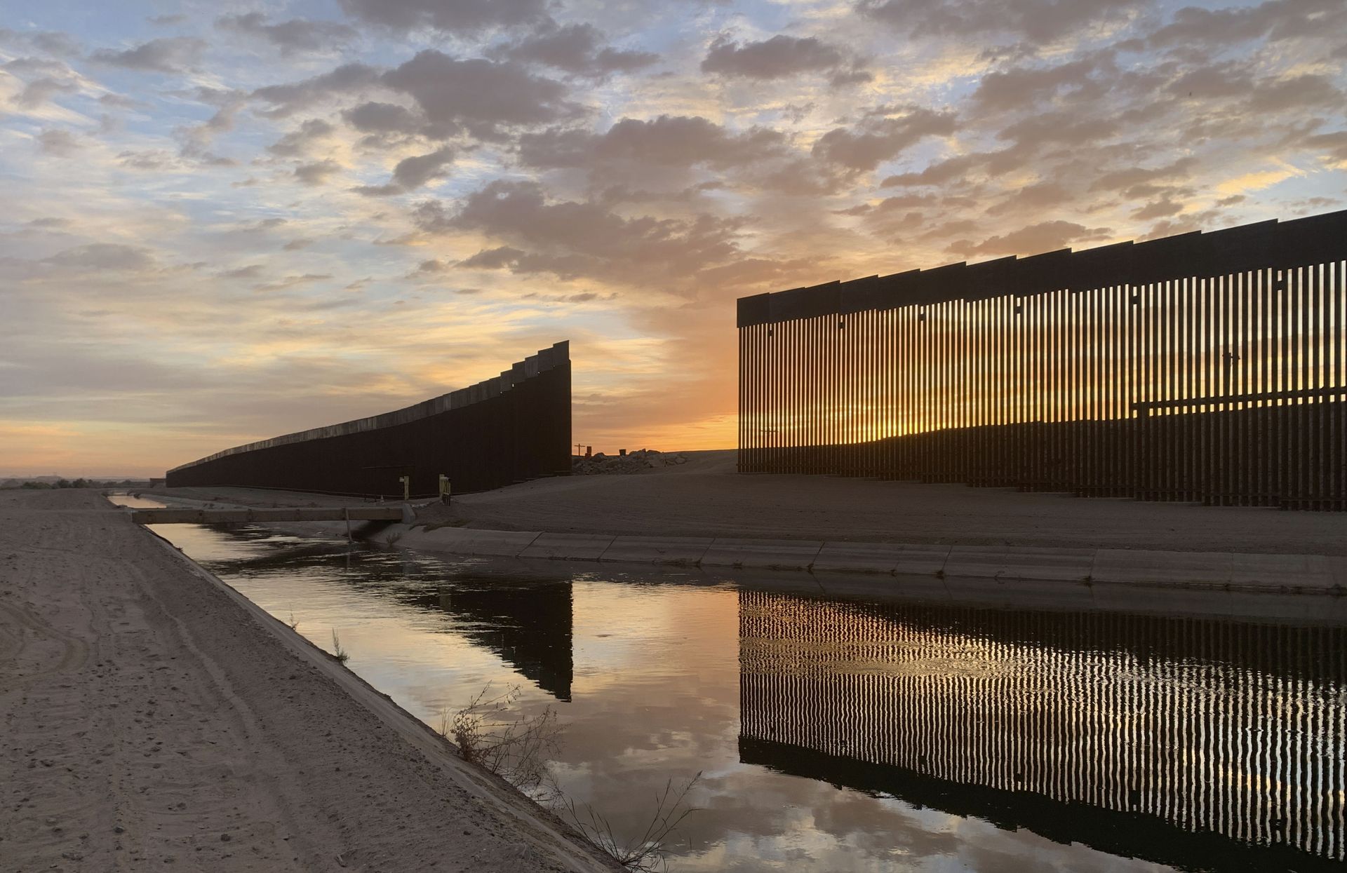 Texas Governor Abbot Says Next Week He Will Announce Plans to Build More Border Wall - Sputnik International, 1920, 10.06.2021