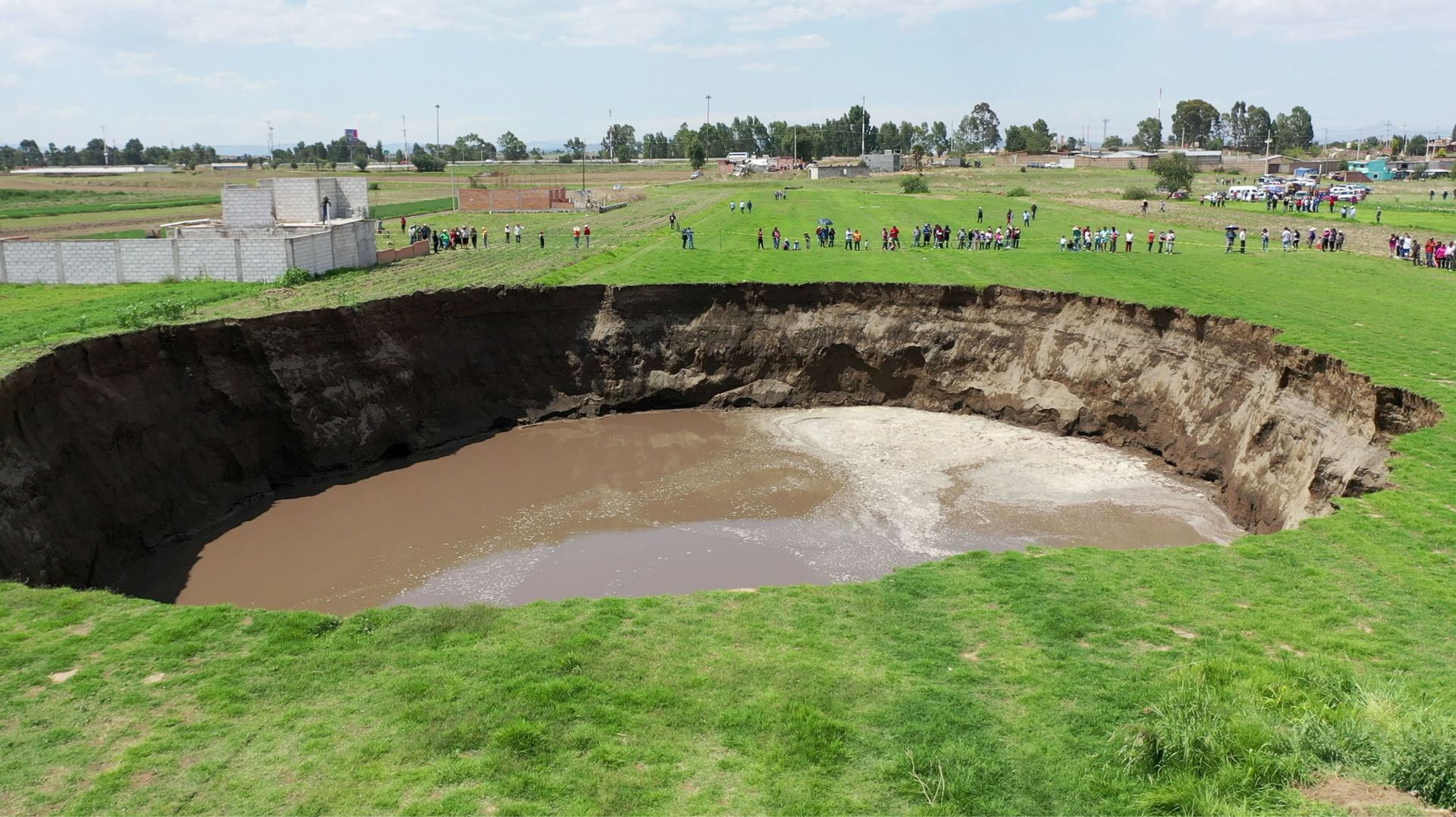 Video: Massive Sinkhole in Mexico’s Puebla State Devours Majority of Nearby Home Video: Massive Sinkhole in Mexico’s Puebla State Devours Majority of Nearby Home - Sputnik International, 1920, 15.06.2021