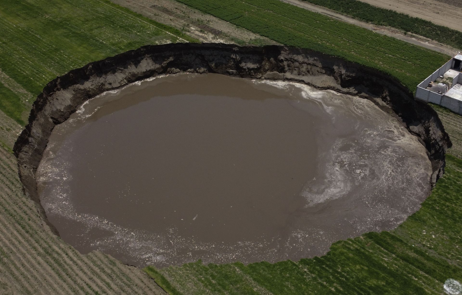 Photos: Massive Sinkhole in Mexico Begins Consuming Nearby Home, Traps Two Dogs - Sputnik International, 1920, 11.06.2021