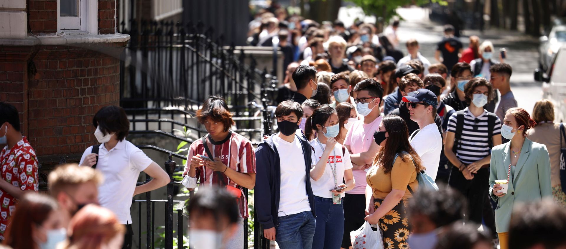 People queue outside a vaccination centre for young people and students at the Hunter Street Health Centre, amid the coronavirus disease (COVID-19) outbreak, in London People queue outside a vaccination centre for young people and students at the Hunter Street Health Centre, amid the coronavirus disease (COVID-19) outbreak, in London - Sputnik International, 1920, 11.06.2021