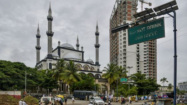 Police personnel stand on the road in front of Masjid-e-Eidgah Bilal as Muslim devotees arrive to offer prayers during the Eid al-Adha, the feast of sacrifice, in Bangalore on August 1, 2020 - Sputnik International