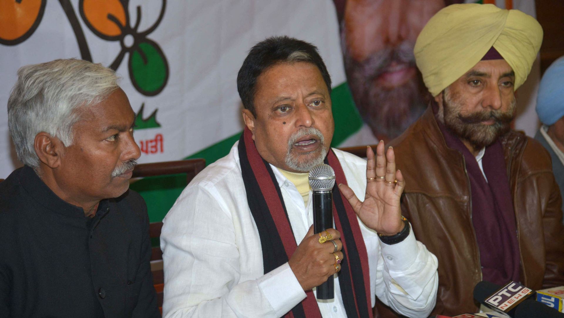 All India Trinamool Congress (AITC) party National Vice-President and former Indian Minister of Railways, Mukul Roy (C) speaks during a press conference in Amritsar on 10 January 2017. All India Trinamool Congress (AITC) party National Vice-President and former Indian Minister of Railways, Mukul Roy (C) speaks during a press conference in Amritsar on 10 January 2017. - Sputnik International, 1920, 11.06.2021