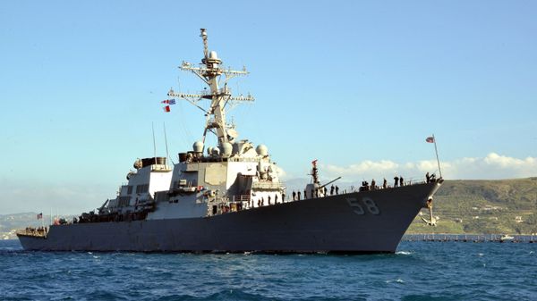 In this April 29, 2015 US Navy handout photo, the guided-missile destroyer USS Laboon (DDG 58) arrives in Souda Bay, Greece on April 29, 2015 for a scheduled port visit.  - Sputnik International