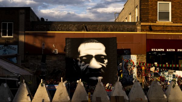 Sunlight falls on a portrait of George Floyd at George Floyd Square on June 3, 2021 in Minneapolis, Minnesota. Early this morning municipal crews worked to remove road blockades and place new barricades around the memorial site, which has been maintained by members of the south Minneapolis community since George Floyd was murdered there last year. - Sputnik International