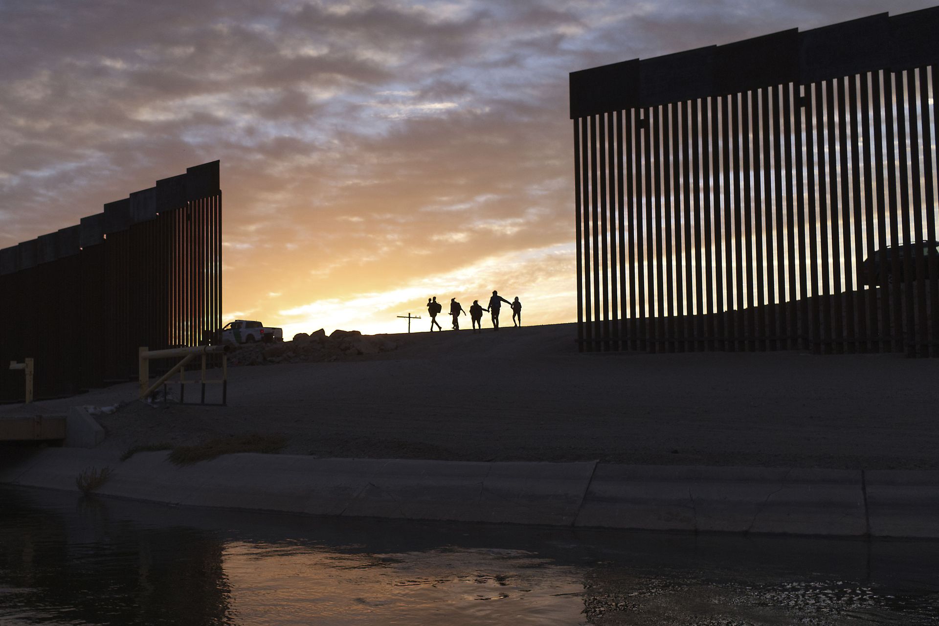A pair of migrant families from Brazil pass through a gap in the border wall to reach the United States after crossing from Mexico in Yuma, Ariz., Thursday, June 10, 2021, to seek asylum. A pair of migrant families from Brazil pass through a gap in the border wall to reach the United States after crossing from Mexico in Yuma, Ariz., Thursday, June 10, 2021, to seek asylum. - Sputnik International, 1920, 07.09.2021