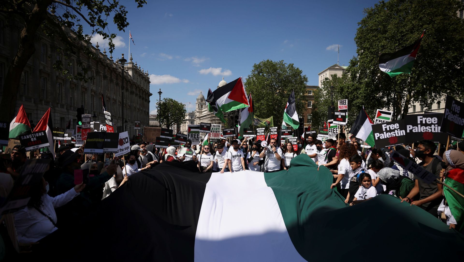 Pro-Palestine protesters hold a giant Palestinian flag as they demonstrate outside Downing Street in London, Britain, June 12, 2021. Pro-Palestine protesters hold a giant Palestinian flag as they demonstrate outside Downing Street in London, Britain, June 12, 2021. - Sputnik International, 1920, 12.06.2021
